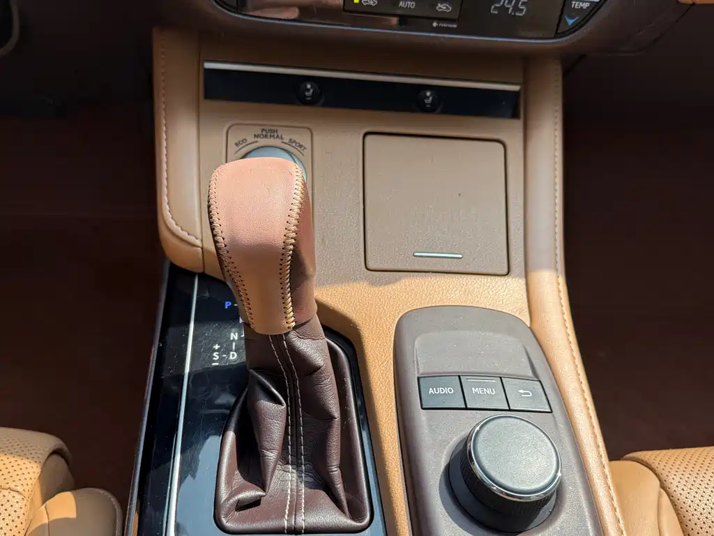 Lexus ES 2018 — фото 13
