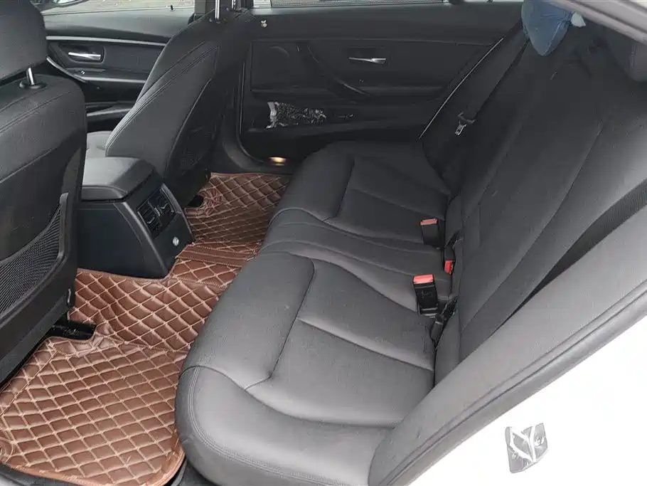 BMW 3 Series 2018 — фото 11