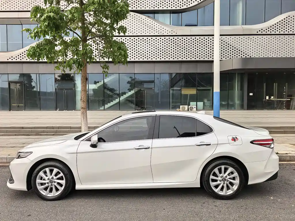 Toyota Camry 2023 — фото 7