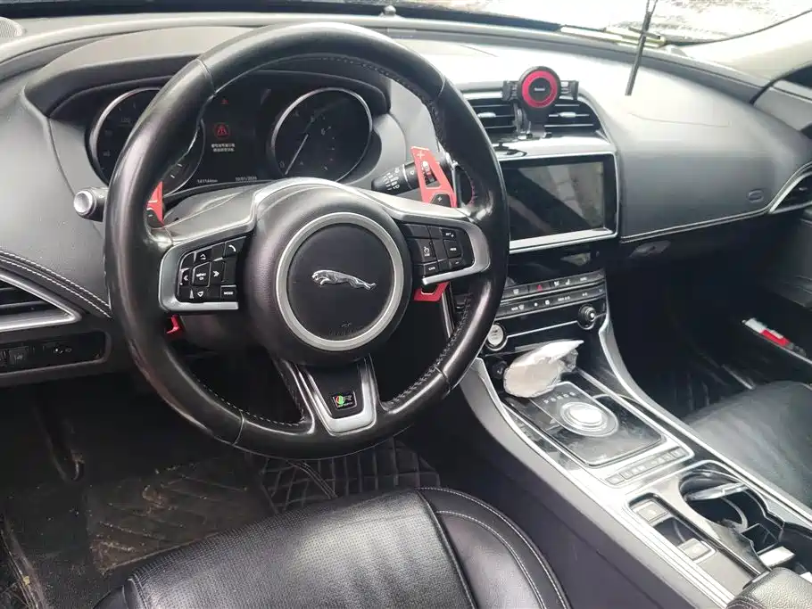 Jaguar XE 2017 — фото 12