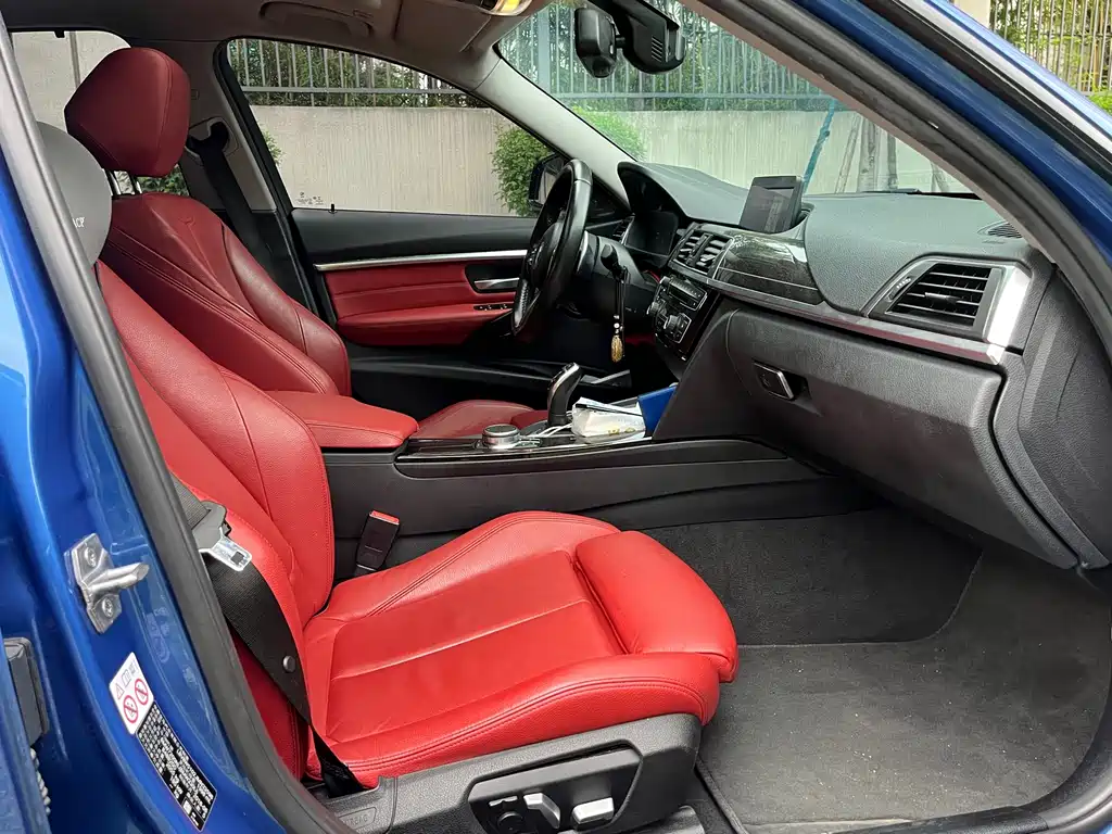 BMW 3 Series 2018 — фото 10