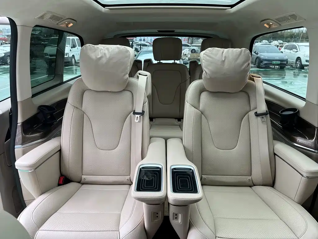 Mercedes-Benz V-Class 2022 — фото 12