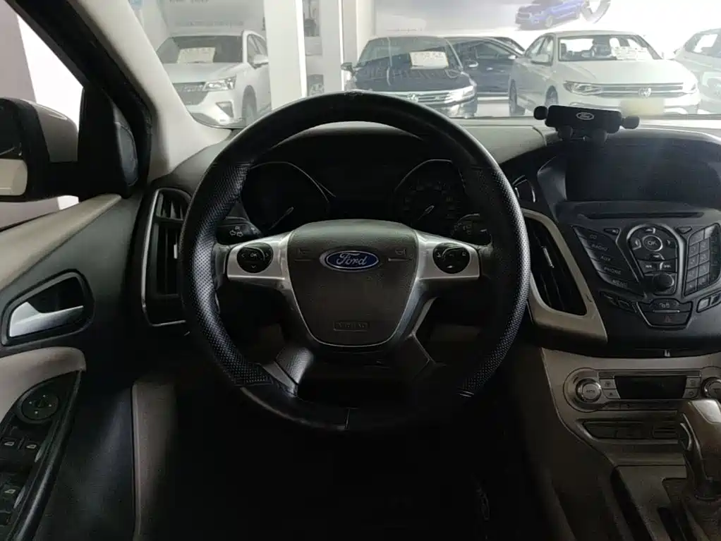 Ford Focus 2015 — фото 11