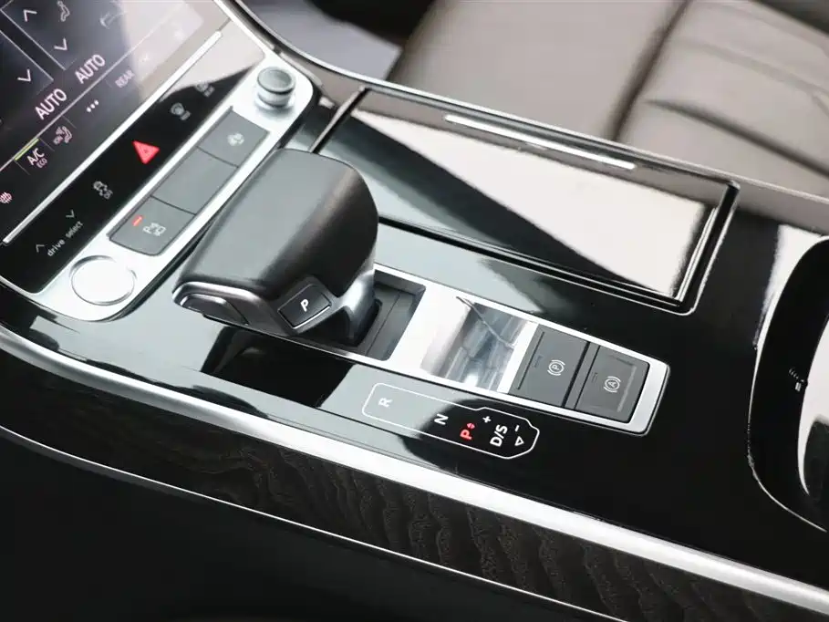 Audi A8 2018 — фото 14
