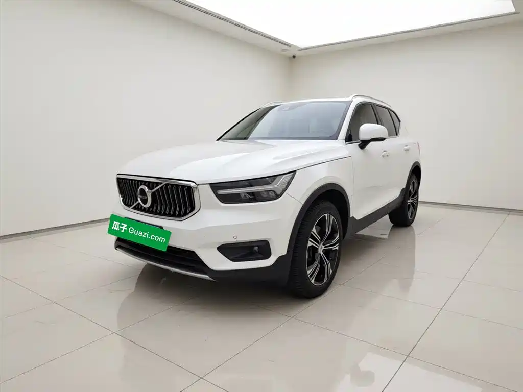 Volvo XC40 2021 — фото 1