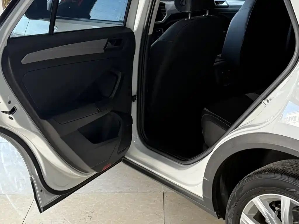 Volkswagen T-Roc 2023 — фото 10