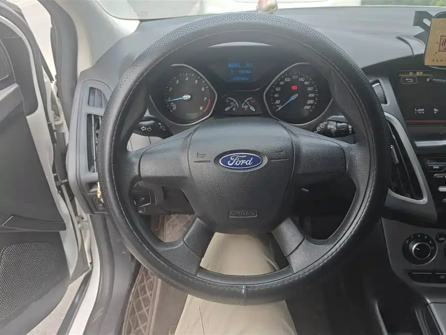 Ford Focus 2014 — фото 15