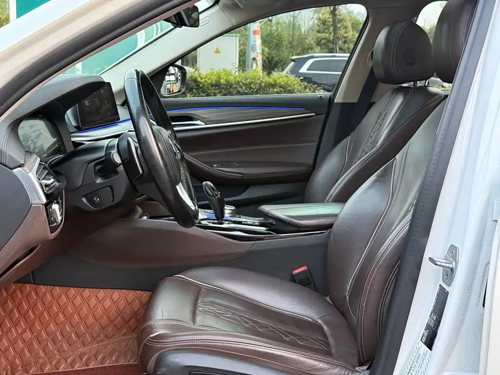 BMW 5 Series 2019 — фото 11