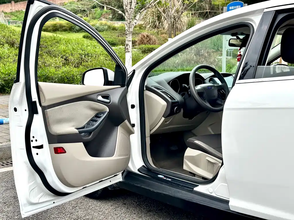 Ford Focus 2014 — фото 20