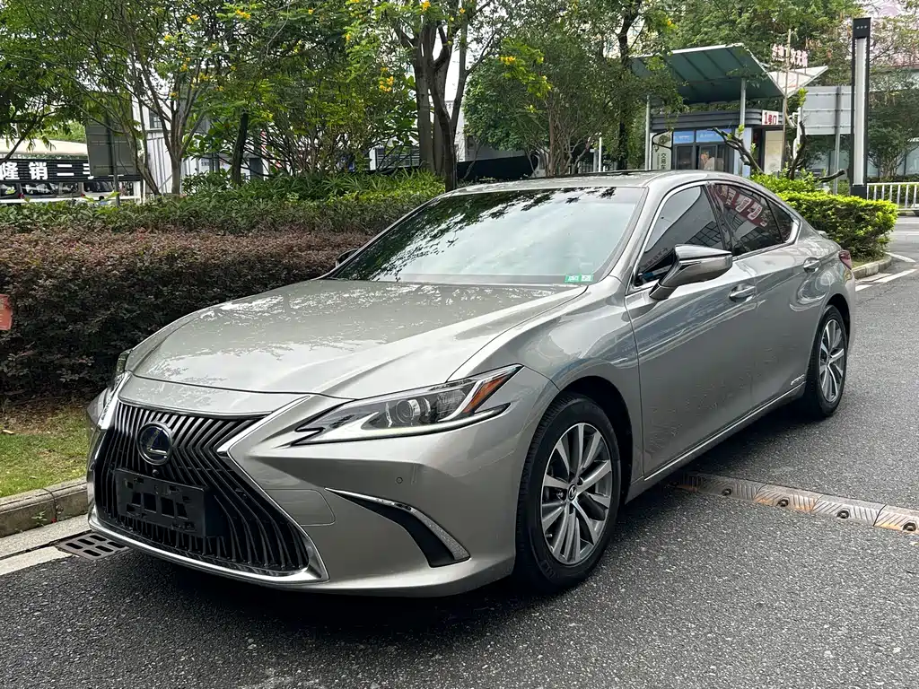 Lexus ES 2019 — фото 1
