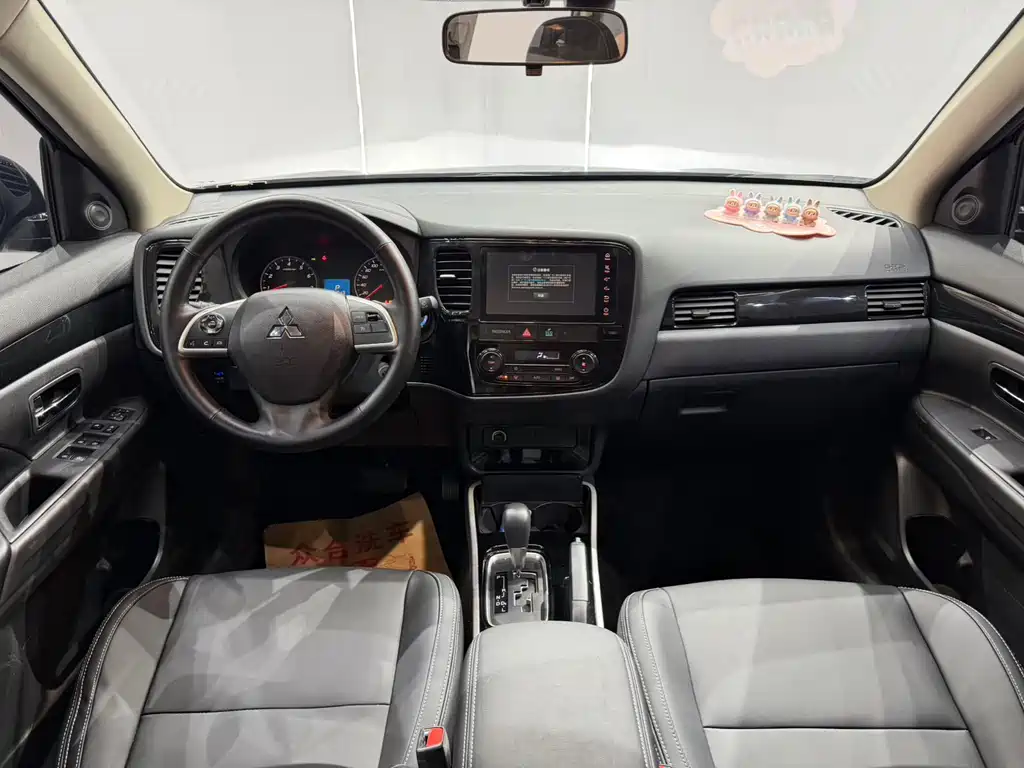 Mitsubishi Outlander 2022 — фото 13