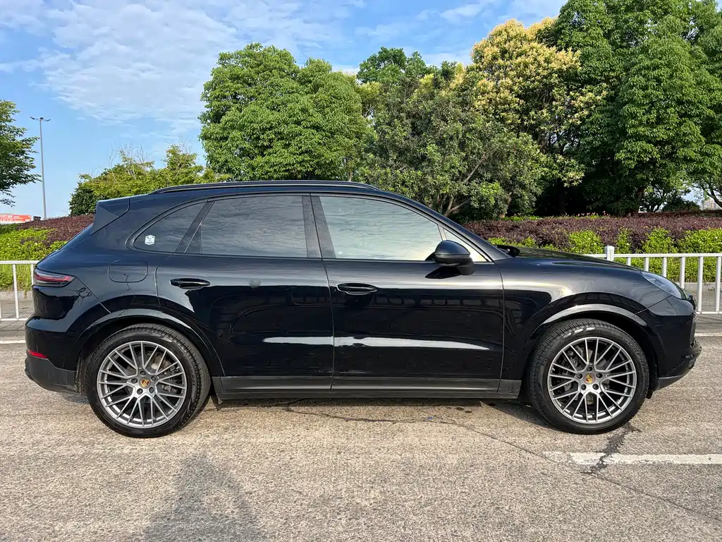Porsche Cayenne Hybrid 2021 — фото 19