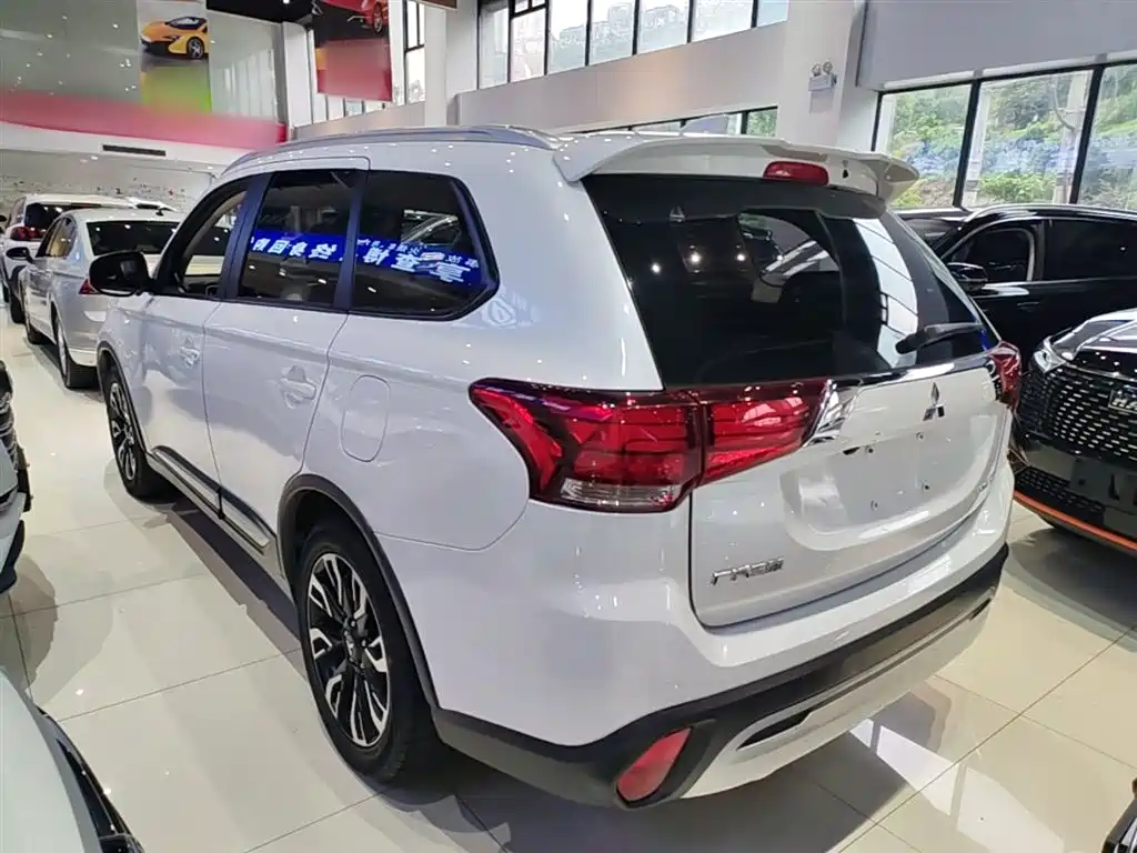 Mitsubishi Outlander 2020 — фото 5