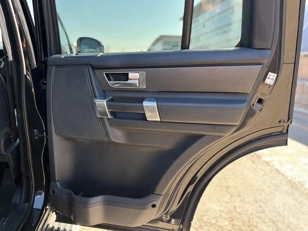 Land Rover Discovery 2016 — фото 29