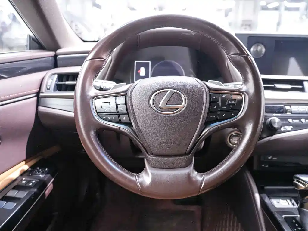 Lexus ES 2020 — фото 20