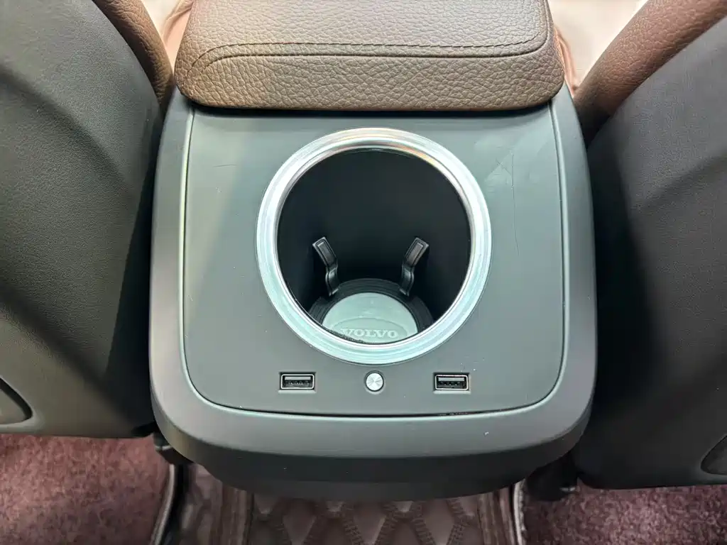 Volvo XC60 2022 — фото 12