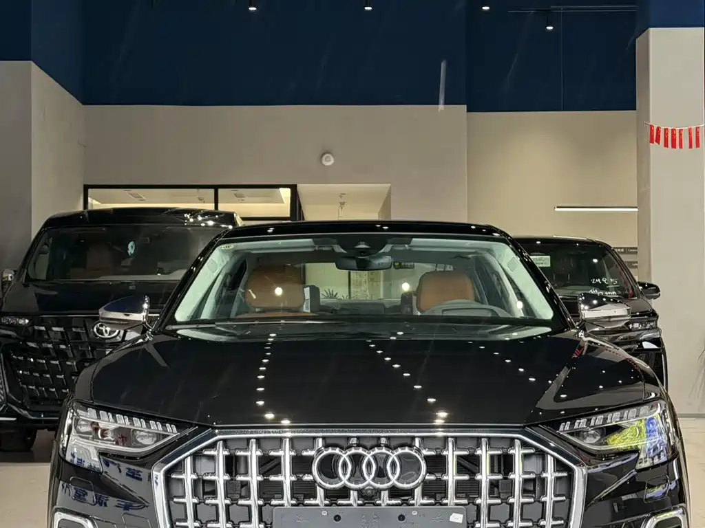 Audi A8 — фото 1