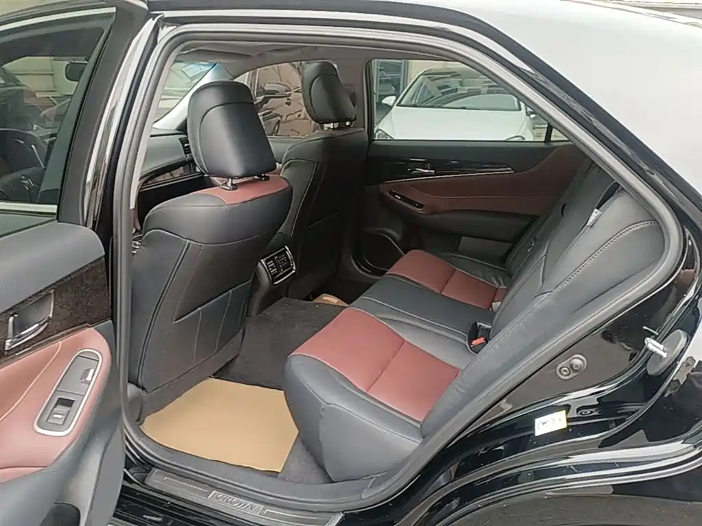 Toyota Crown 2019 — фото 17