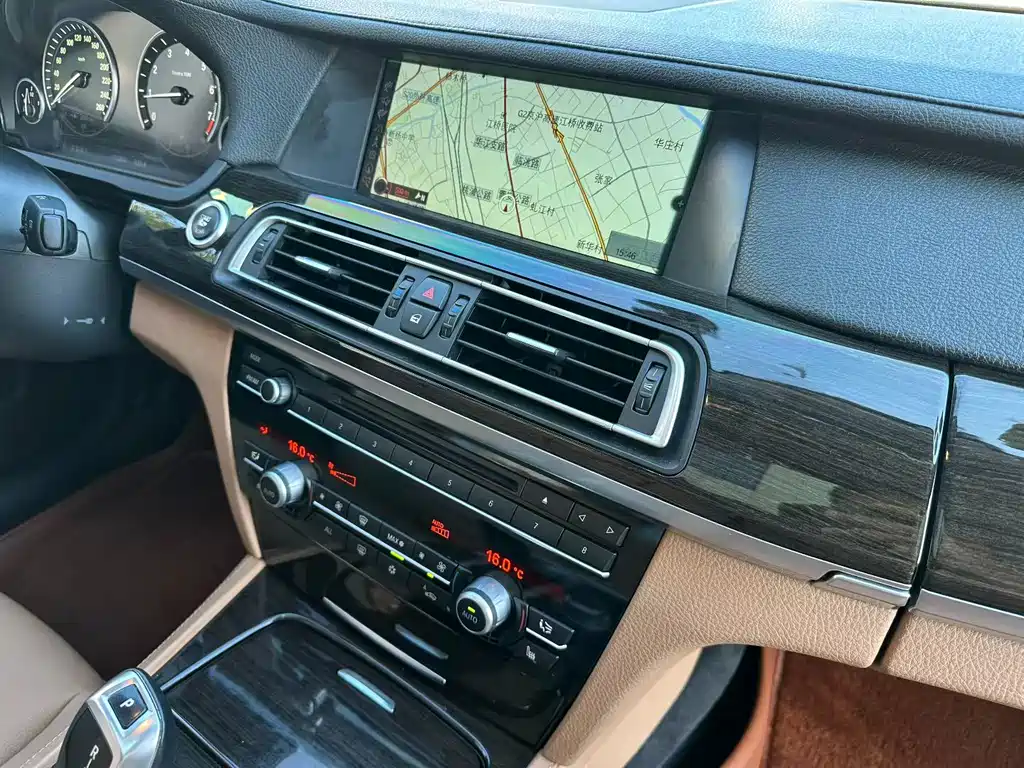 BMW 7 Series 2012 — фото 36