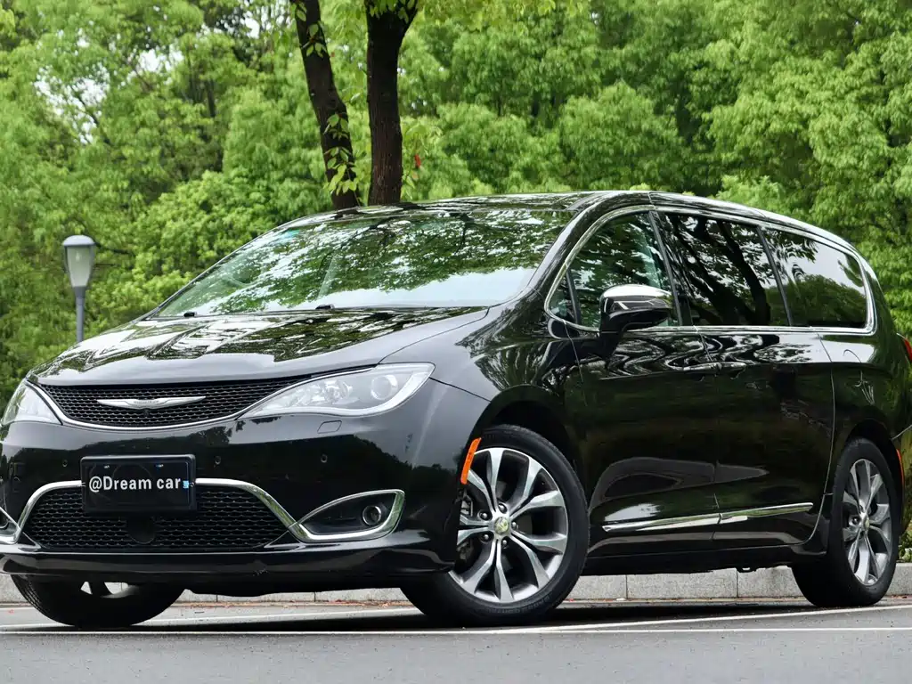 Chrysler Grand Voyager 2017 — фото 1