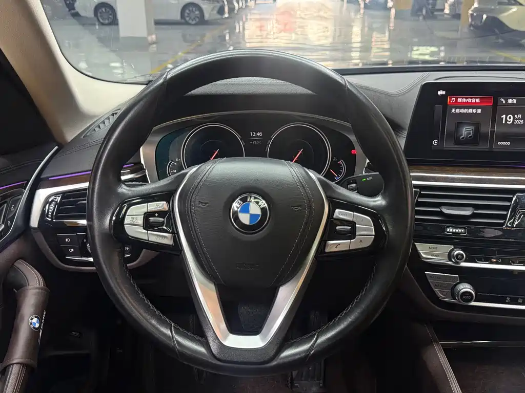 BMW 5 Series 2019 — фото 14