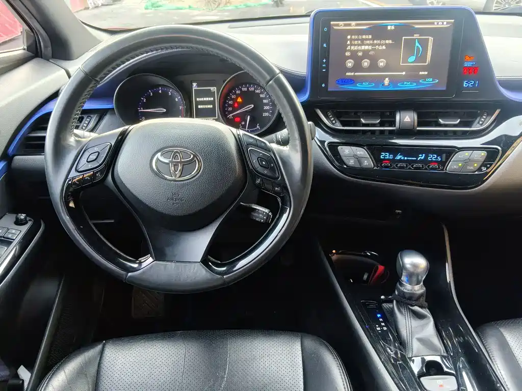 Toyota C-HR 2019 — фото 11