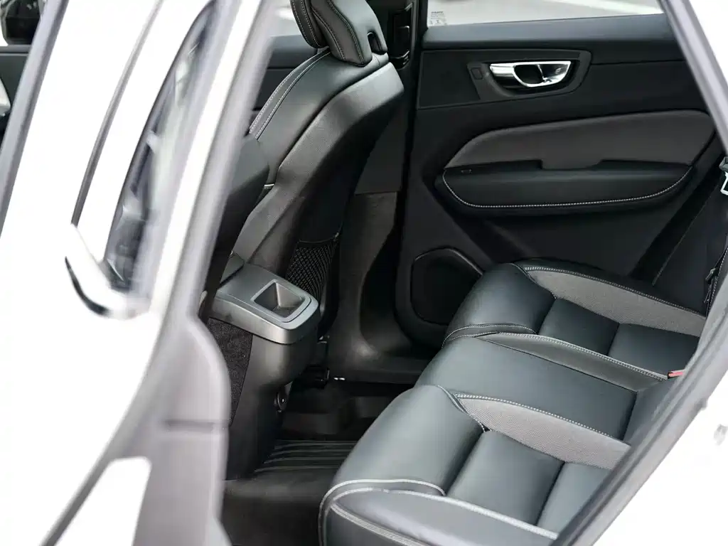 Volvo XC60 2021 — фото 19