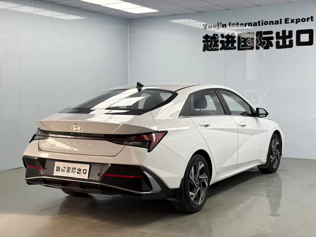 Hyundai Elantra 2023 — фото 10