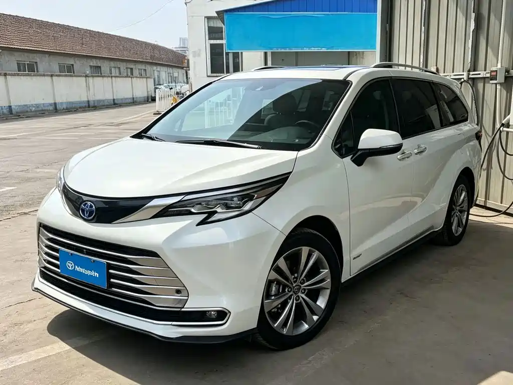 Toyota Sienna 2023 — фото 1