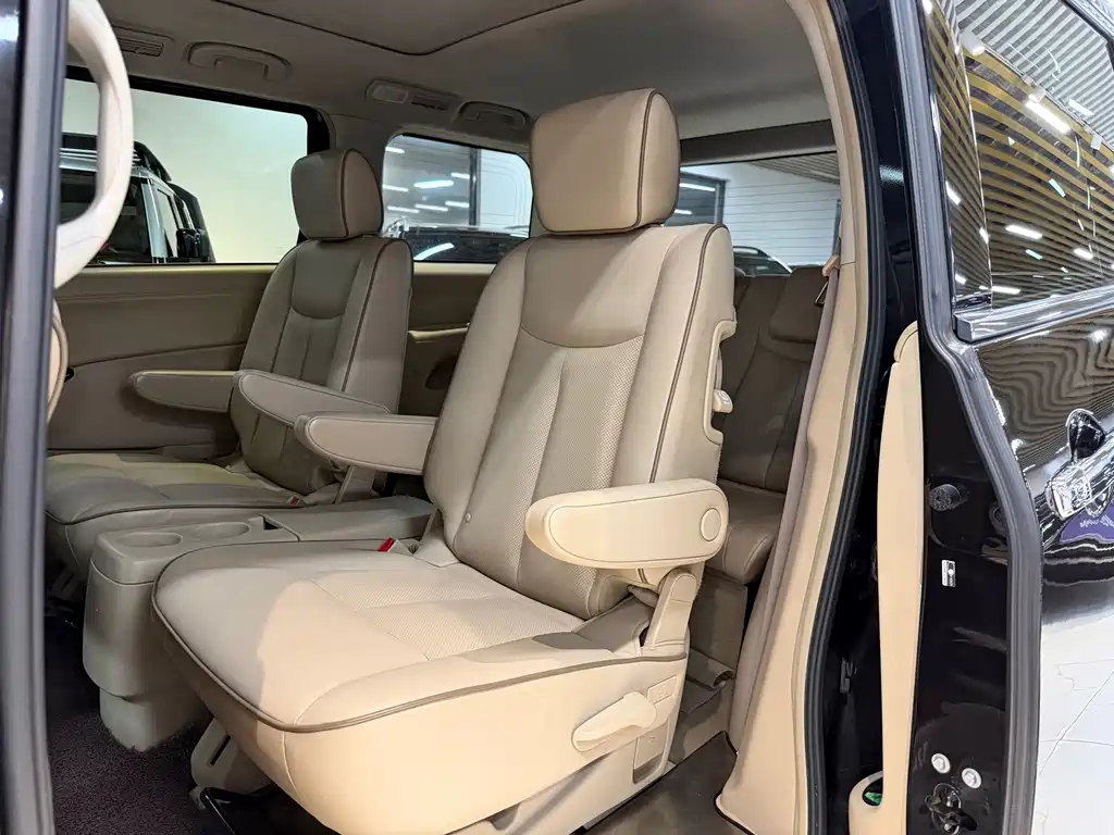 Nissan Quest 2016 — фото 12
