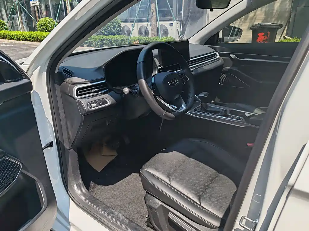 Geely Emgrand 2022