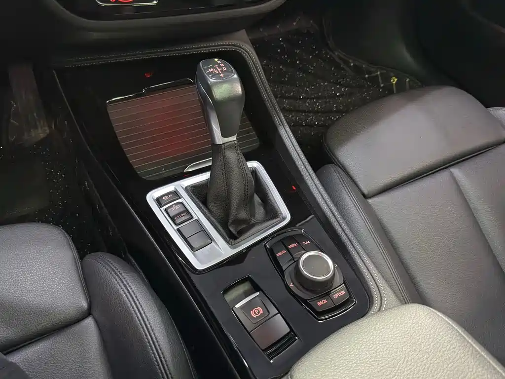 BMW 1 Series 2018 — фото 15