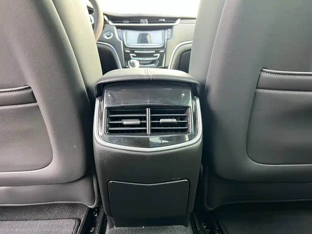 Cadillac XTS 2018 — фото 13