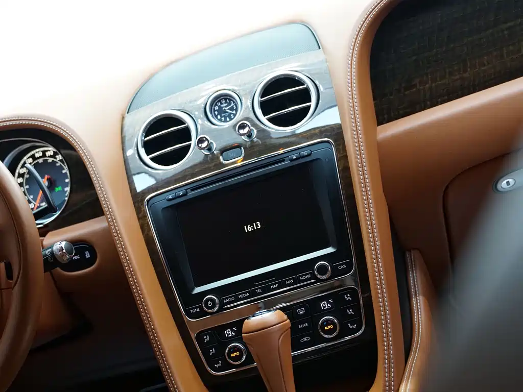 Bentley Continental 2017 — фото 11