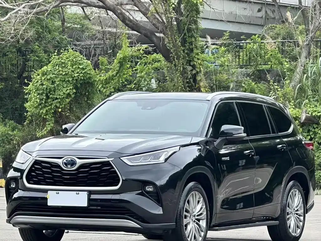 Toyota Highlander 2024 — фото 1
