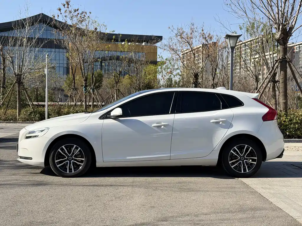 Volvo V40 2019 — фото 16