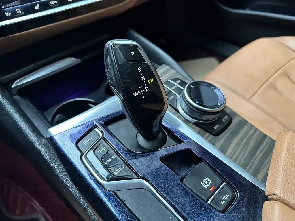 BMW 5 Series 2018 — фото 12