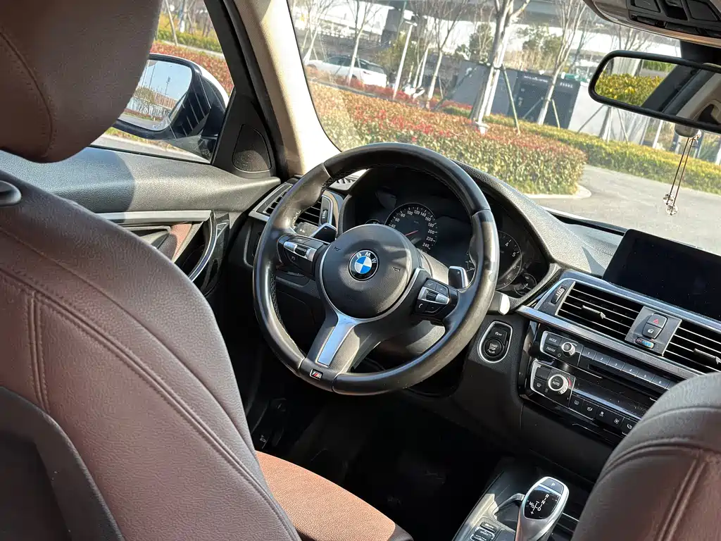 BMW 3 Series 2018 — фото 16