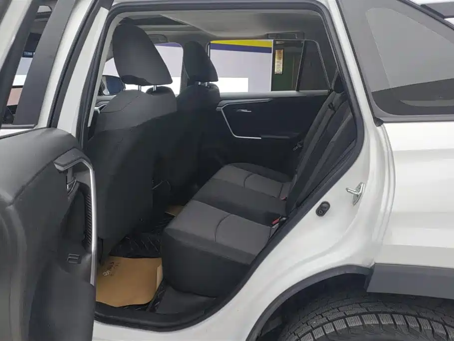 Toyota RAV4 2023 — фото 11
