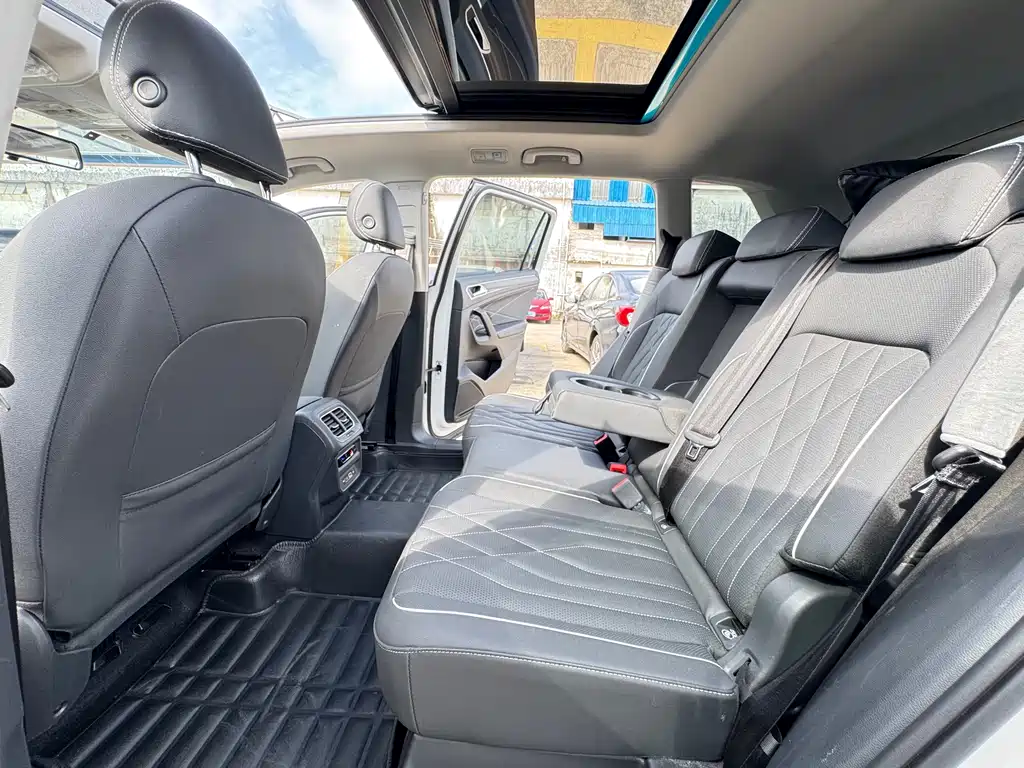 Volkswagen Tiguan L 2023 — фото 12