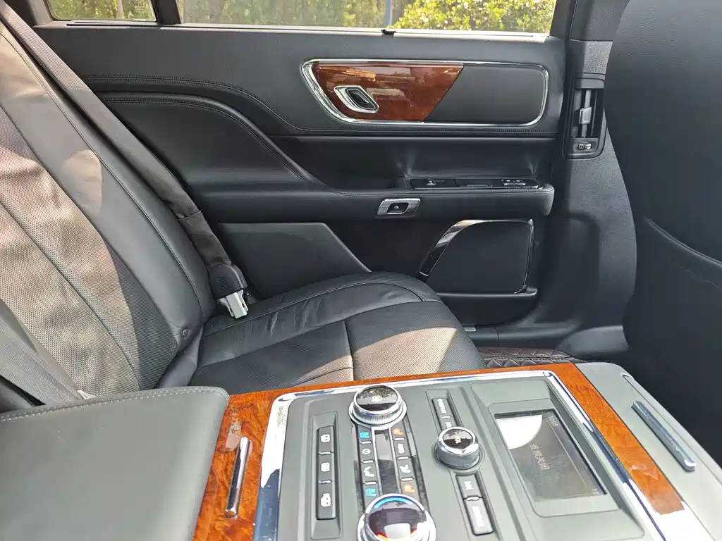 Lincoln Continental 2018 — фото 15