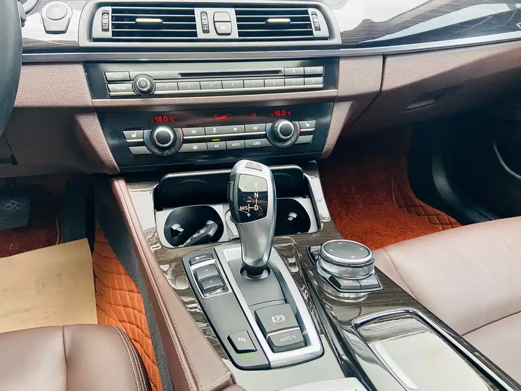 BMW 5 Series 2015 — фото 16