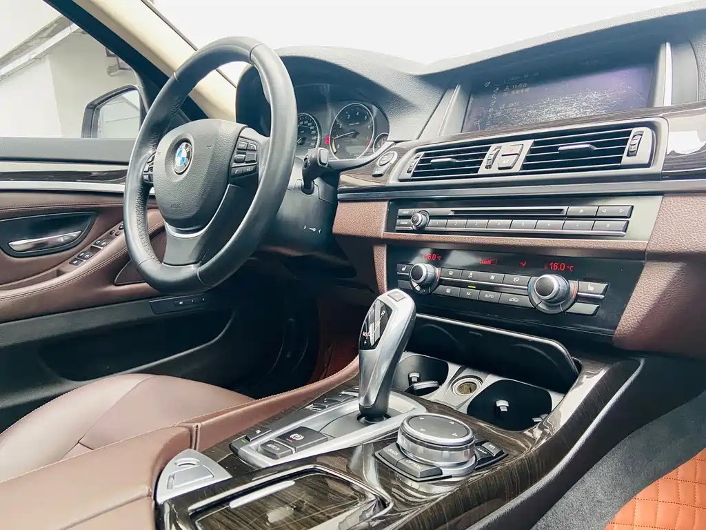BMW 5 Series 2015 — фото 23