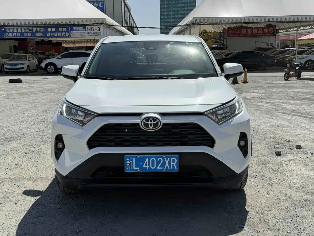 Toyota RAV4 2023 — фото 2