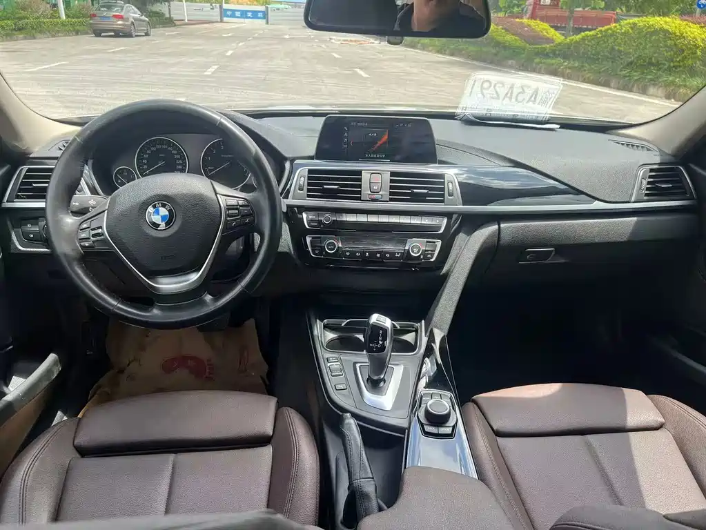 BMW 3 Series 2018 — фото 12
