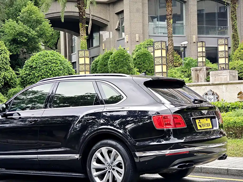 Bentley Bentayga 2018 — фото 27