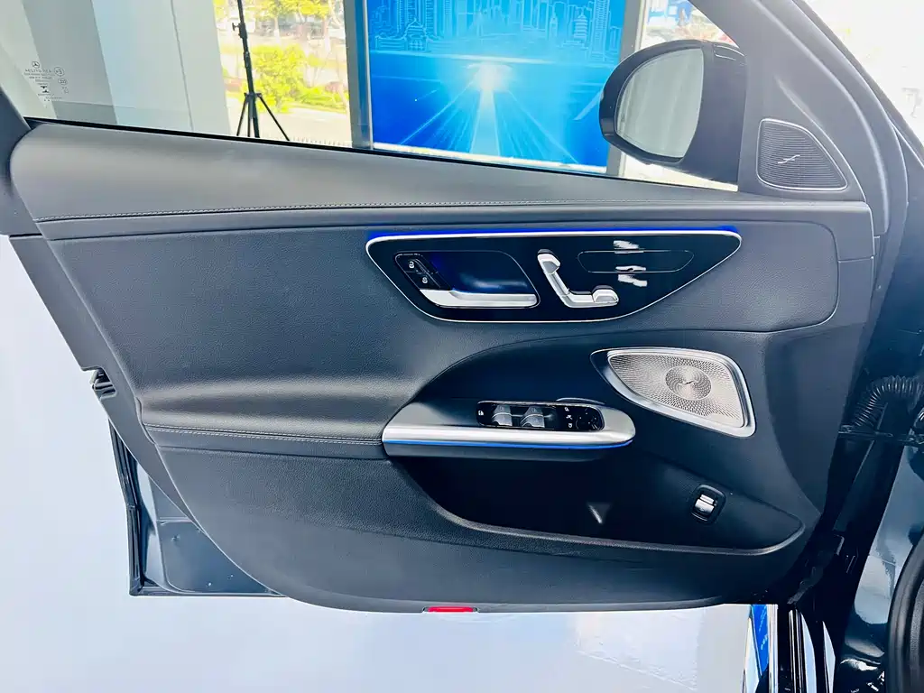 Mercedes-Benz C-Class 2023 — фото 11