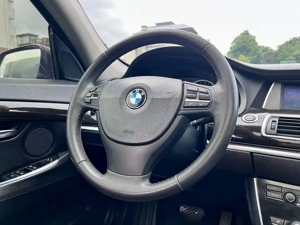 BMW 5 Series GT 2012 — фото 12