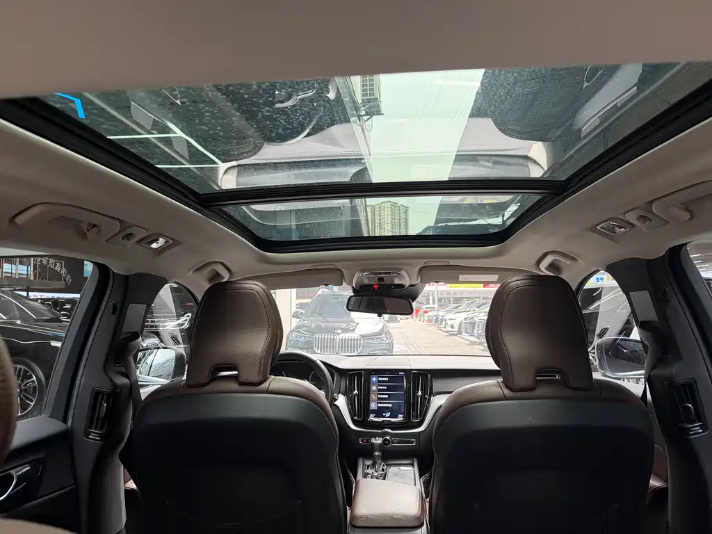 Volvo XC60 2019 — фото 16