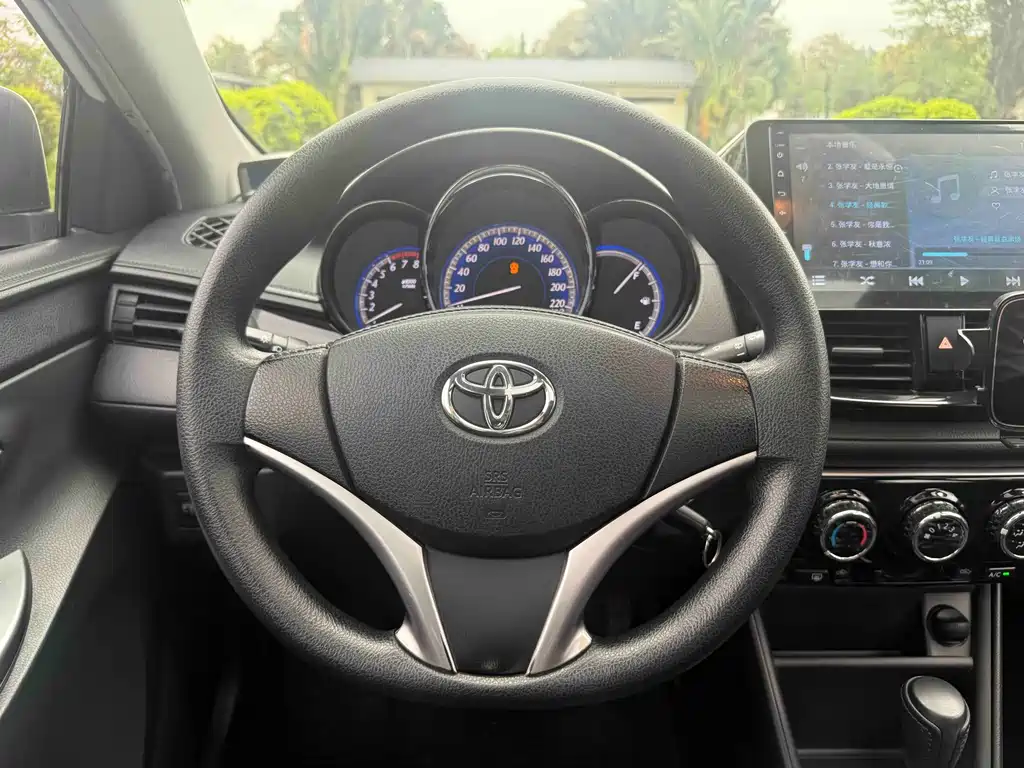 Toyota Yaris L 2017 — фото 13